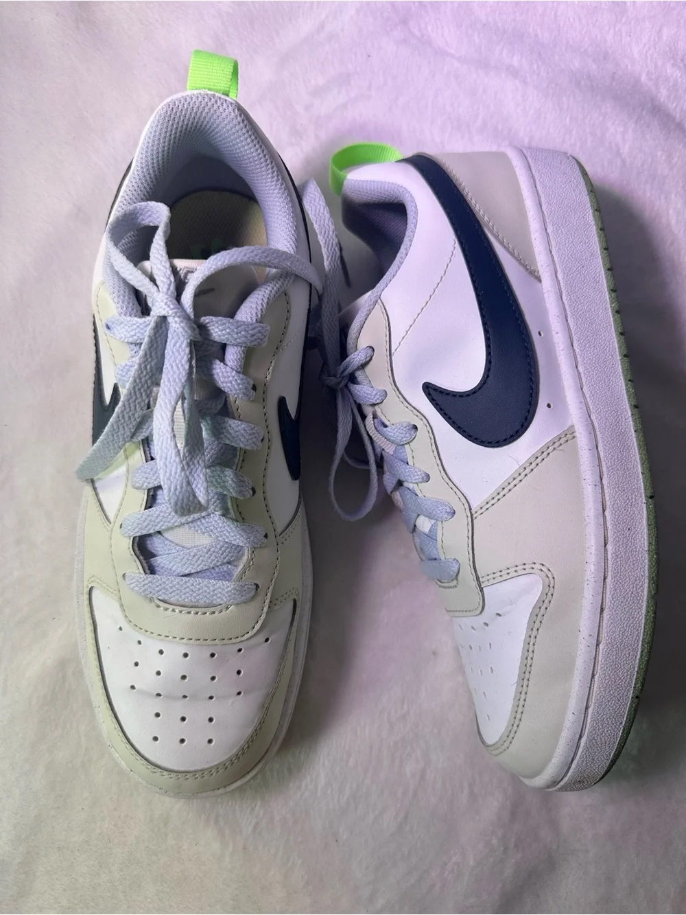 Nike Low-Top Sneaker in White with Dark Green Swoosh and Light Green Outsole